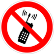 P18 запрещается пользоваться мобильным (сотовым) телефоном или переносной рацией (пленка, 200х200 мм)